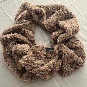 Cynthia Rowley Faux Fur Scarf Plush Taupe Gray 100% Polyester